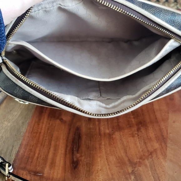 Michael Kors Crossbody - Picture 5 of 8